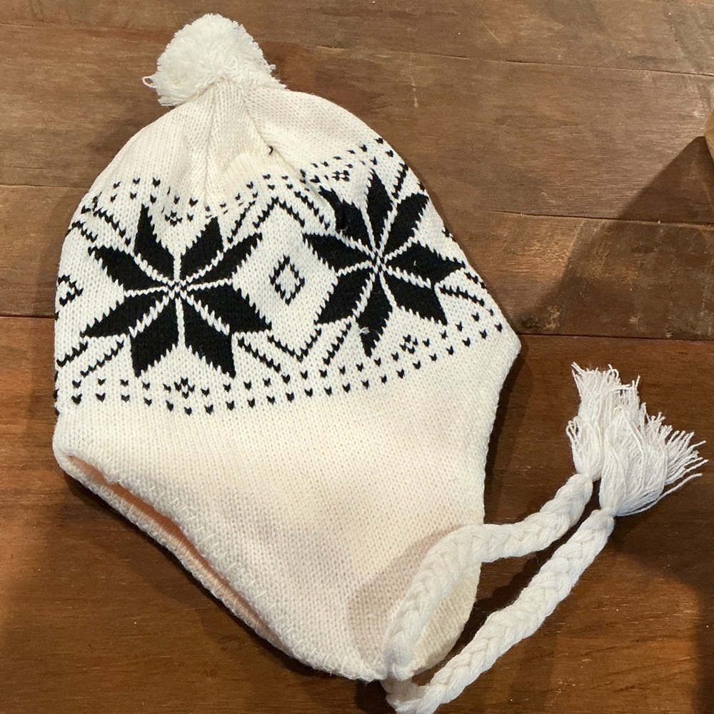 NWT 100% Acrylic Knit Hat with Ear Flaps and Tassels White and Black OS